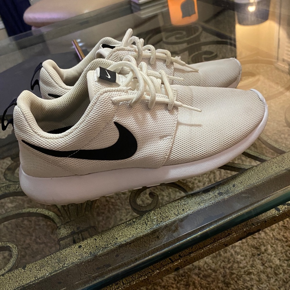 White Nike Roshe
